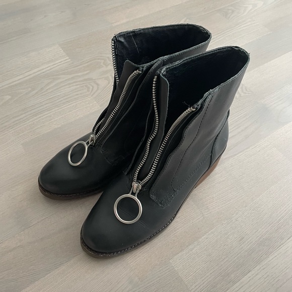 Lucky Brand “Tibly” Black Leather Booties with Bold Zipper Hardware - Picture 2 of 12